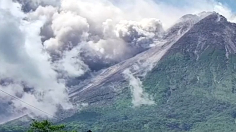 Endonezya'nın en aktif yanardağı patladı