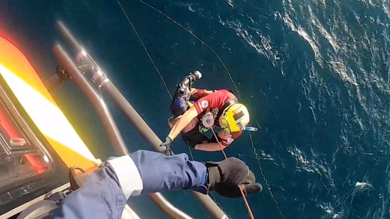 Divers survive 24 hours at sea