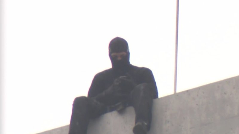 Man arrested after stand-off following graffiti spray-painting on Melbourne’s Bolte Bridge