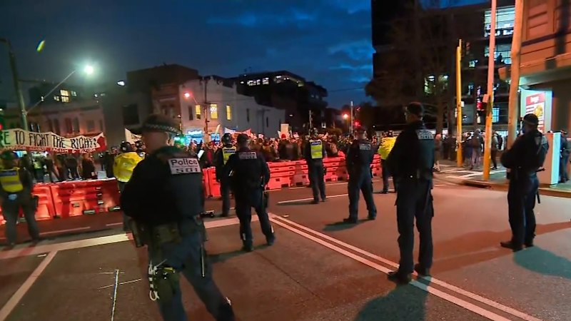 Hundreds protest Hanson fundraiser in Melbourne