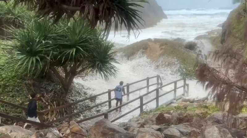 First impacts of Cyclone Alfred being felt with wild winds