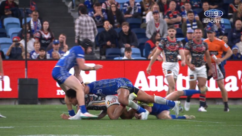 Ref penalises Bulldogs after knee to the head incident involving Siua Wong