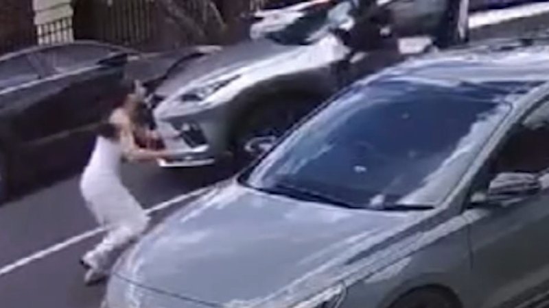 Man seriously injured after he and his daughter fight off attempted carjackers