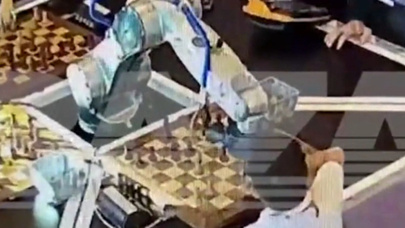 Rusya'da satranç robotu çocuğun parmağını kırdı