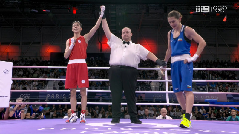 Crowd chants embattled boxer's name after victory