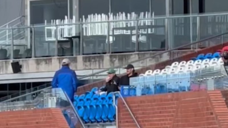 Freo coach booted out of Bulldogs training session