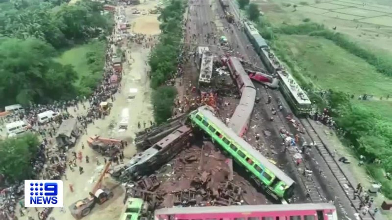 Hindistan'da on yıllardır meydana gelen en ölümcül tren kazasında 280'den fazla kişi öldü