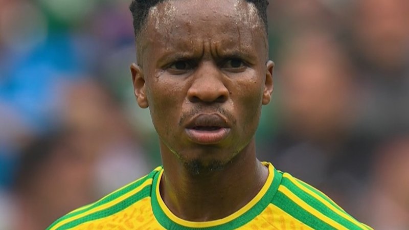 South Africa down to NINE players after second red