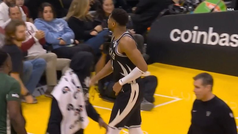 Giannis Antetokounmpo zaradi poškodbe zapustil igrišče