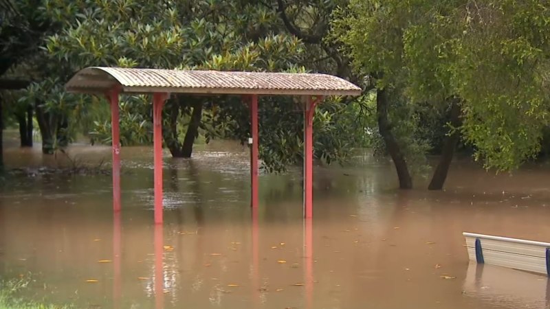 Evacuation orders extended as river threatens to break Lismore levee