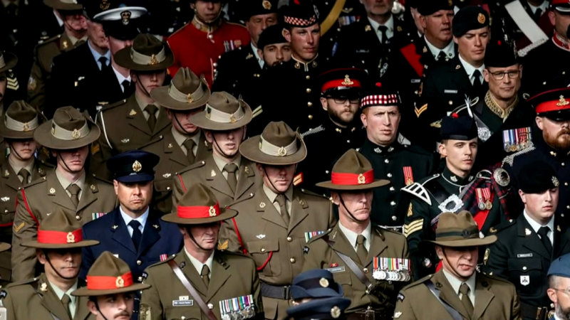 Avustralya da dahil olmak üzere Commonwealth Silahlı Kuvvetleri, Kraliçe'nin tabutunu son dinlenme yerine götürdü