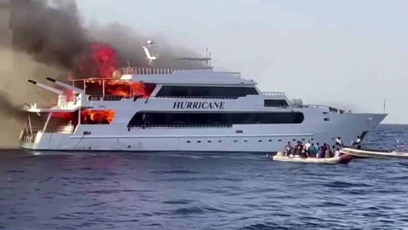 Mısır teknesinde düzinelerce kişinin bulunduğu bir teknenin alev alması sonucu üç turist kayboldu