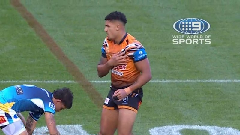 Tigers gun forced off with awkward injury