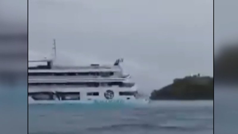 Cruise ship runs around in Fiji