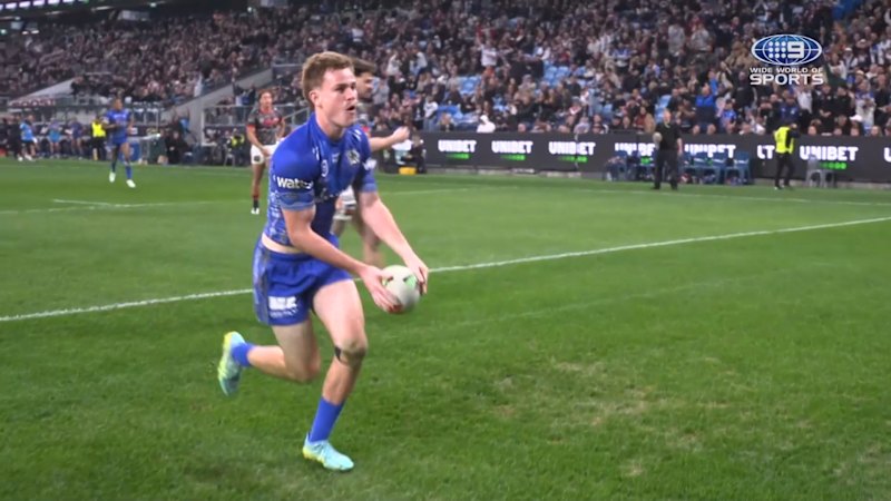 Lachlan Galvin scores a solo try to put Bulldogs ahead vs Roosters