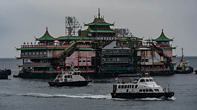 Hong Kong'un ikonik Jumbo Floating Restaurant'ı denizde alabora oldu