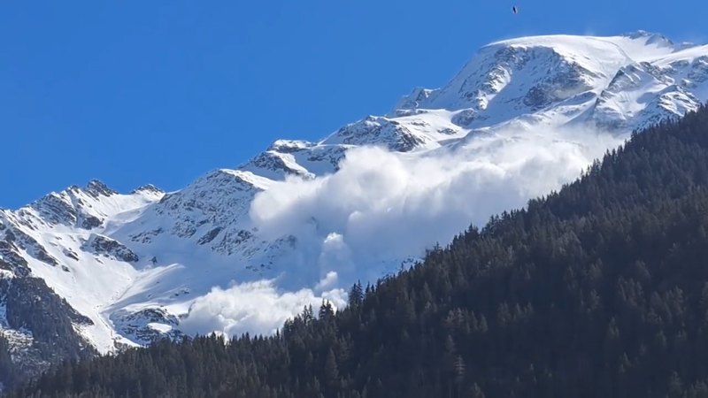 Video, Fransız Alpleri'nde ölümcül bir çığ yakaladı
