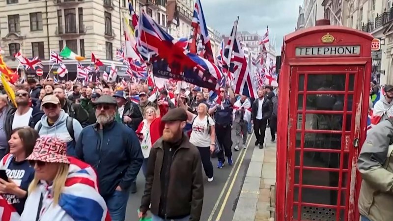 Thousands join rival rallies in London