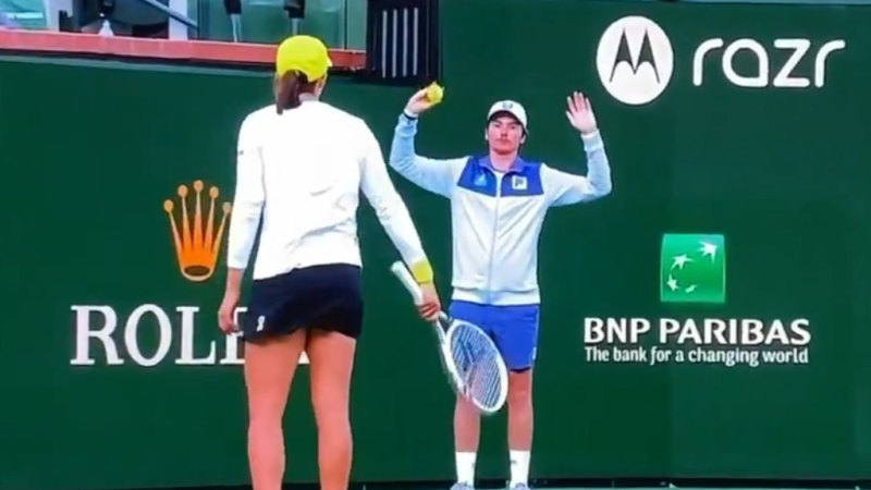 Former world No.1 hits back at ball kid