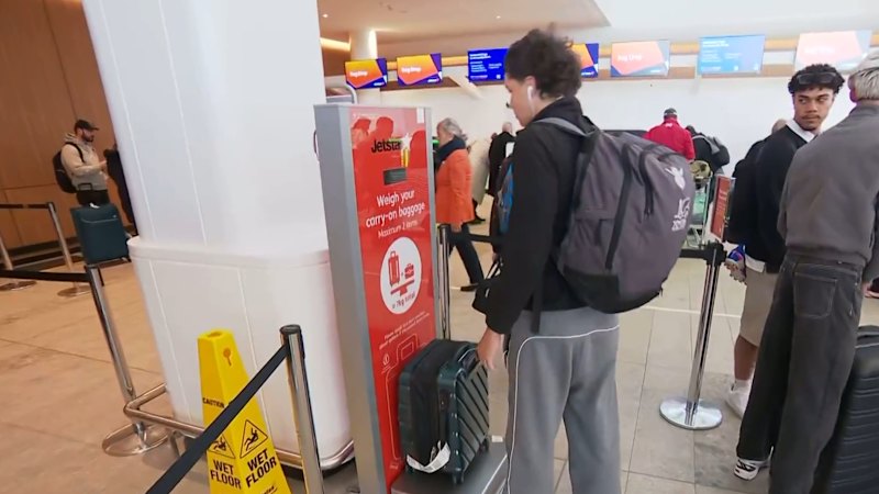 Jetstar to charge overhead baggage fee