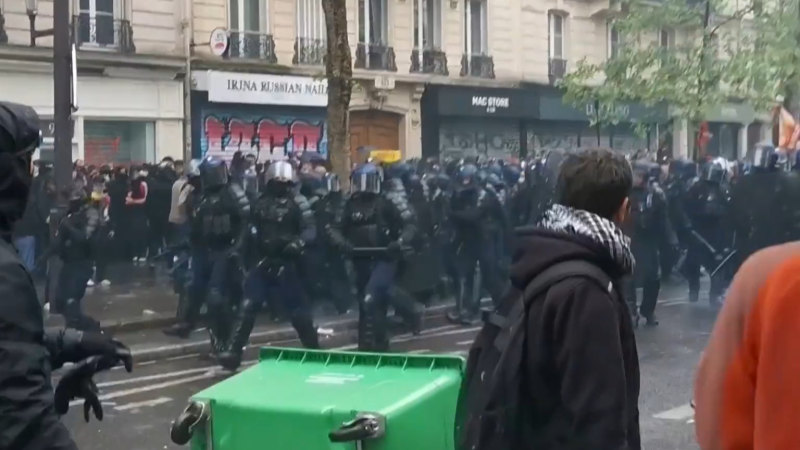 Fransa'da şiddetli protestolar patlak verdi