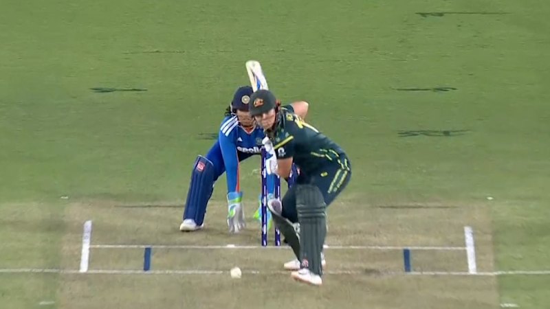 Rising star lifts Aussies to series-levelling win