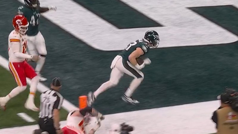 Mahomes nightmare continues as Eagles stretch lead