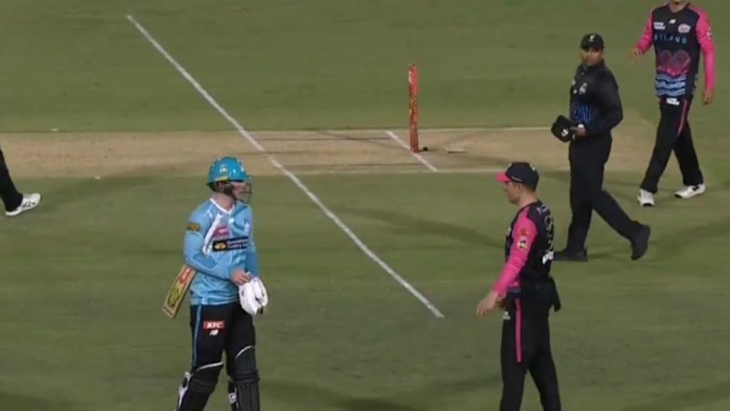 'Bizarre' moment stops play in Heat-Sixers clash