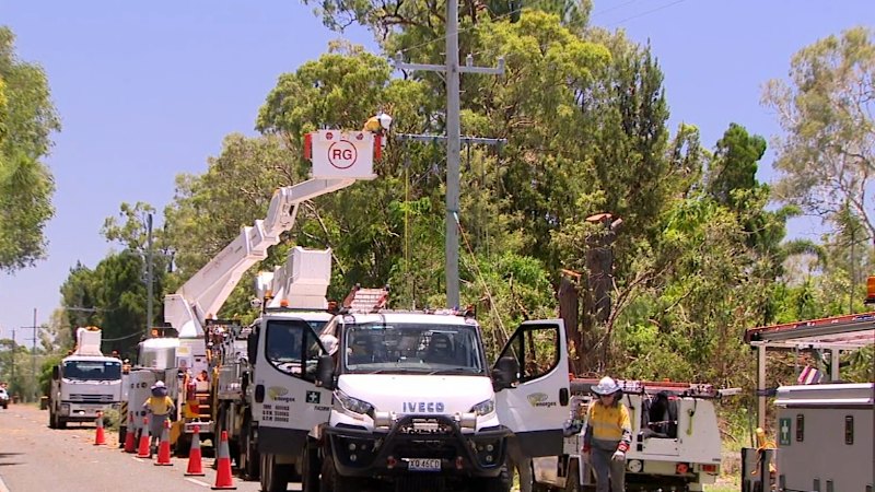 Brisbane se spopada z vročino in nadaljuje čiščenje po neurjih