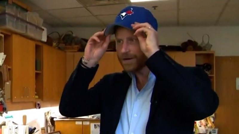 Prince Harry apologises to Canada over 'hatgate'