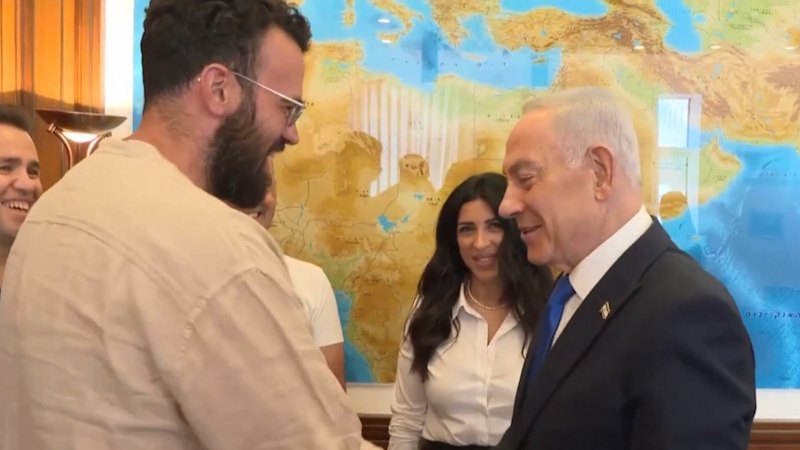 Israeli Prime Minister meets passengers from foiled flydubai hijacking attempt