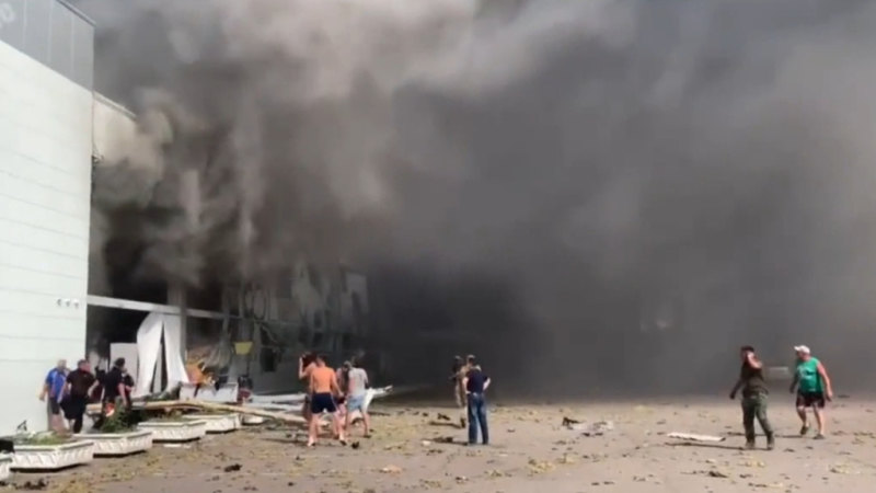 Rus füzeleri Ukrayna'da alışveriş merkezini vurdu