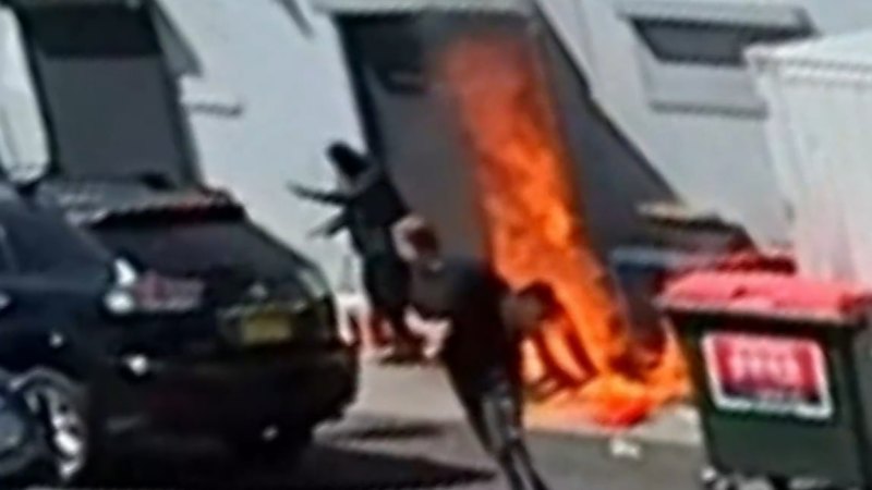 V Adelaidi aretirali dve osebi zaradi domnevnega požiga supermarketa