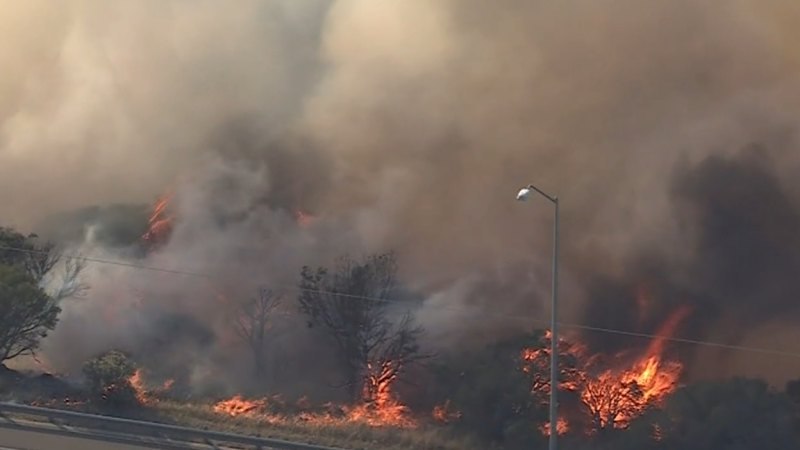 Bushfire emergency closes busy Perth road