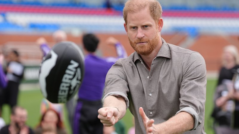 Prince Harry kicks footy around in Melbourne