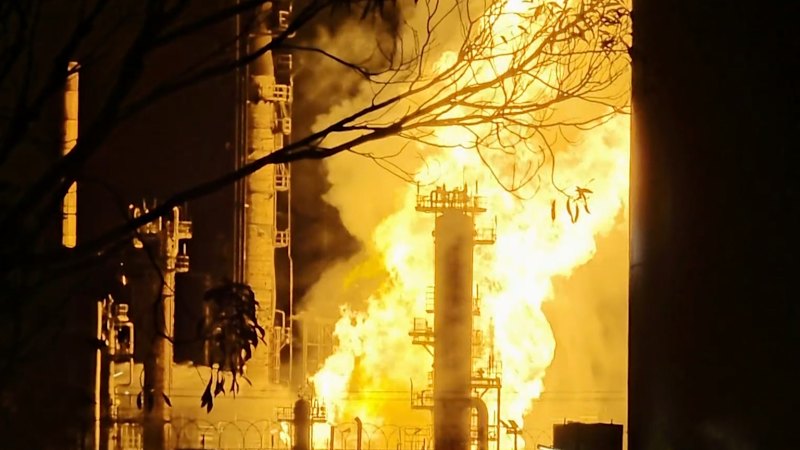 Prime Minister to visit fire-hit Geelong oil refinery