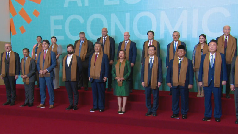 World leaders pose for ‘class photo’ at APEC summit