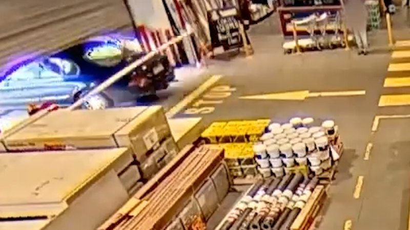 CCTV captures smash and grab at Bunnings store in Melbourne﻿