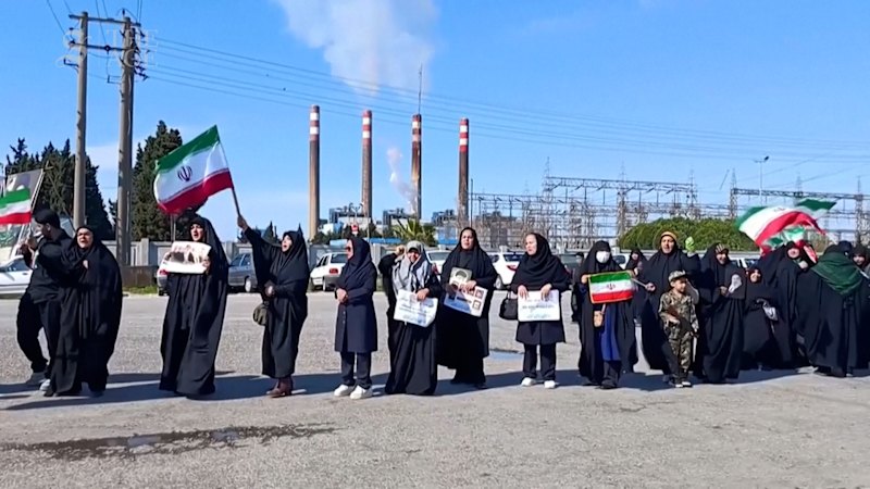 İranlılar, Trump'ın tehditlerinin ardından köprülerde ve enerji santralleri yakınında insan zincirleri oluşturdu.