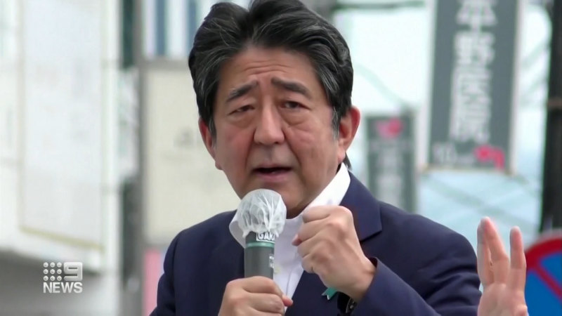 Eski Japon başbakanı konuşma yaparken vuruldu