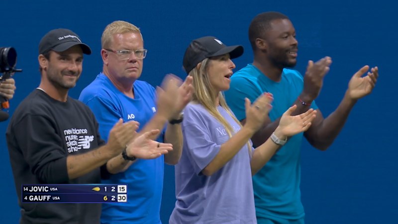 Coco Gauff and Iva Jovic produce an extended rally that captivates the crowd