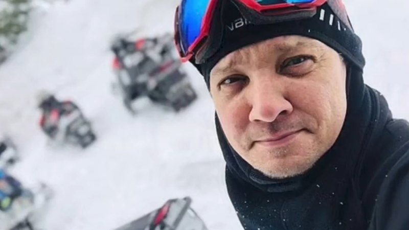 Jeremy Renner, kar küreme makinesi kazası geçirdikten sonra hastanede