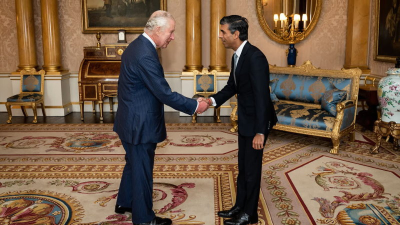 Rishi Sunak, Kral Charles ile görüştükten sonra resmen İngiltere'nin yeni Başbakanı oldu