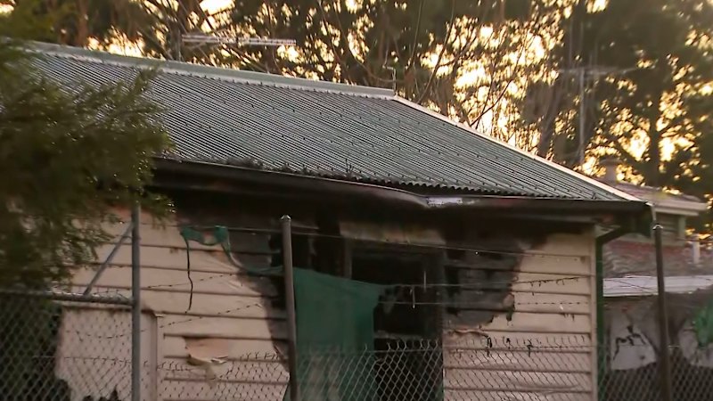 Man dies after cabin fire at Melbourne caravan park