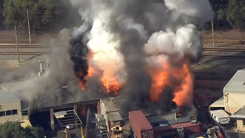 Lithium-fuelled fire sends toxic smoke over Perth