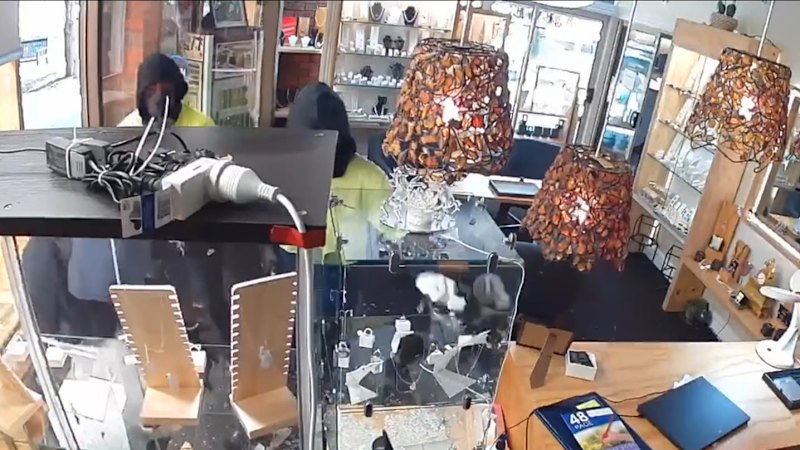 Melbourne jeweller hit with hammer during broad daylight armed robbery