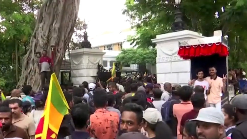 Sri Lankalı protestocular Cumhurbaşkanı ve Başbakanın evlerini bastı