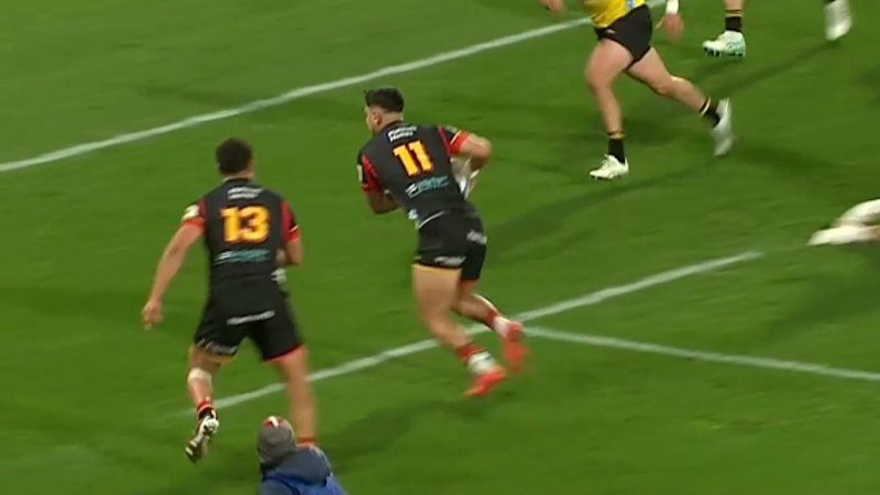 Wallace Sititi intercept sets up awesome Chiefs try