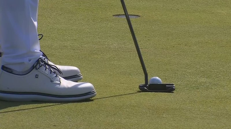 Cam Smith scrambles for crucial par after finding rough and bunker