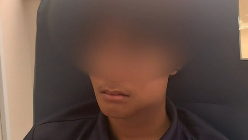 Najstnik po napadu v šolskem poslopju v Perthu potreboval operacijo, starši kritični do odziva